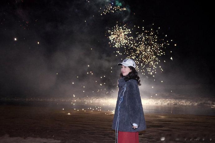 杨紫海边烟花碎片随拍杨紫纪念国色芳华开播一周年杨紫在海边与烟花相伴的画面，温柔又