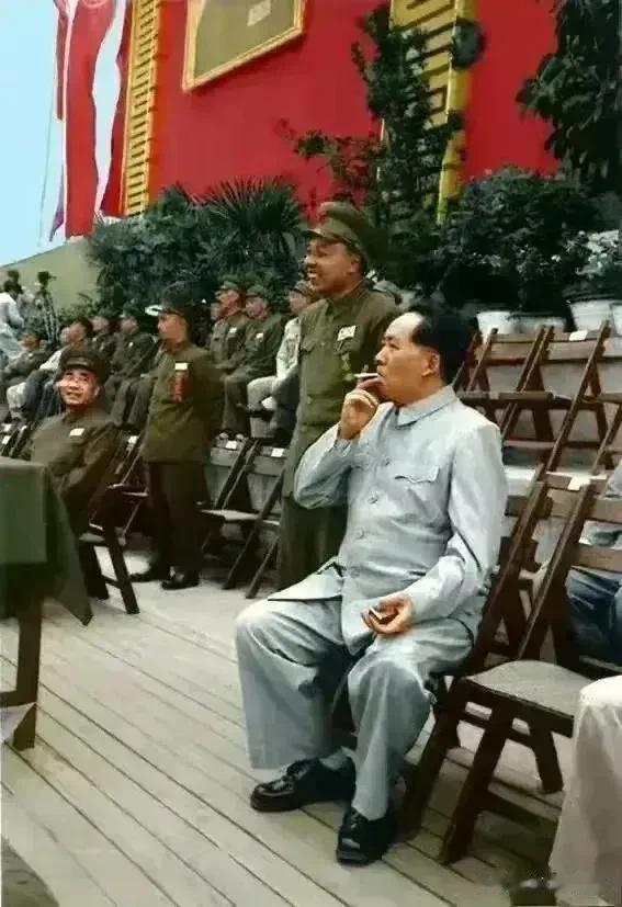 1952年解放军第一届运动会上的四位开国元勋：抽烟的毛主席、侧目的朱老总、全神贯