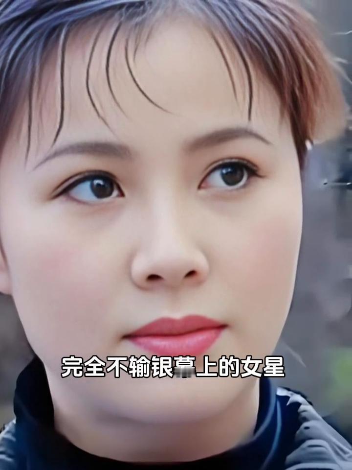 论相貌，她五官立体精致，身材高挑匀称，完全不输银幕上的女星，却不知何故一直默默无