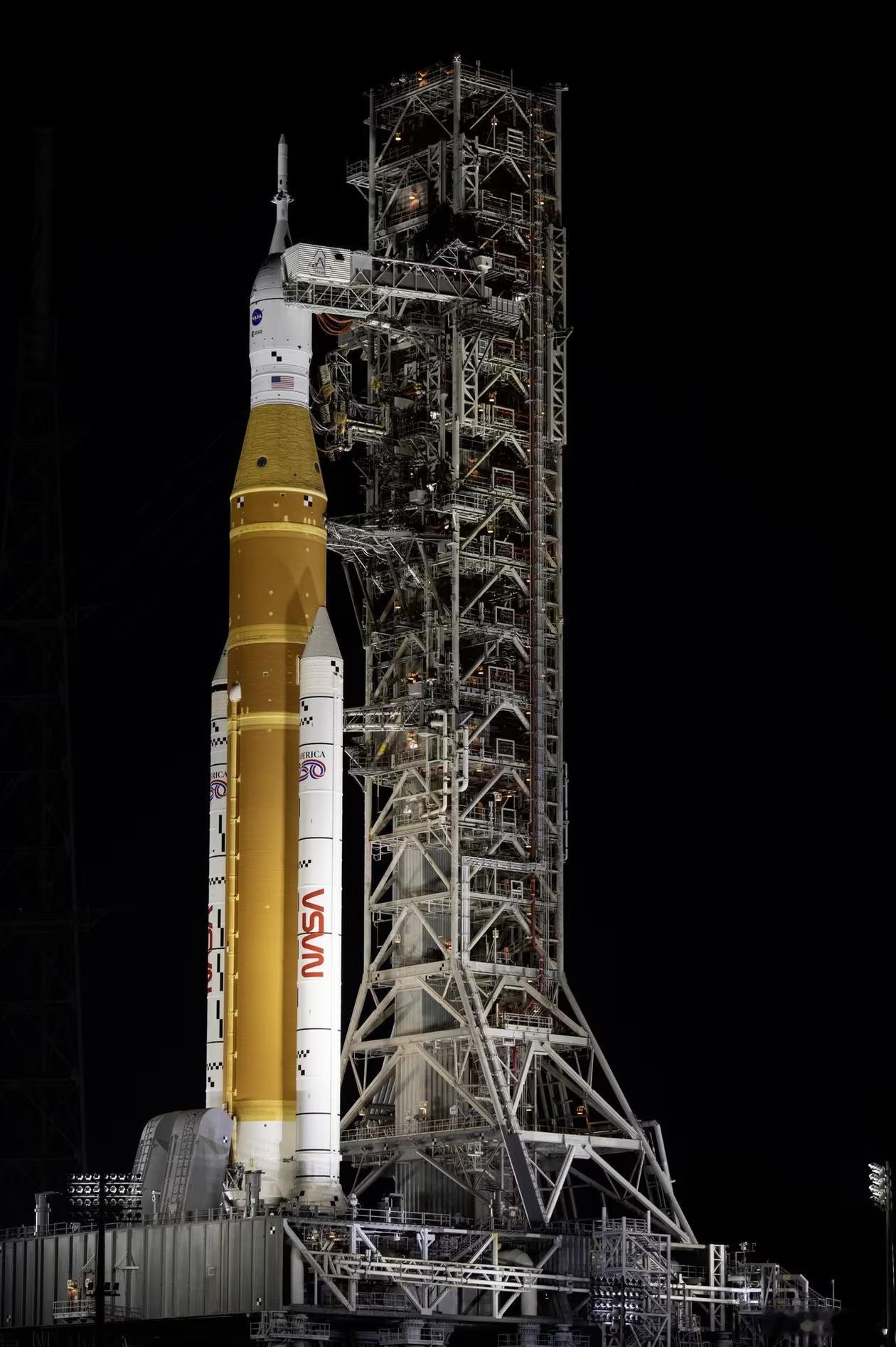 随着湿彩排在倒计时-5min15s时因尾部服务桅杆脐带接口处发生液氢泄漏而终止，