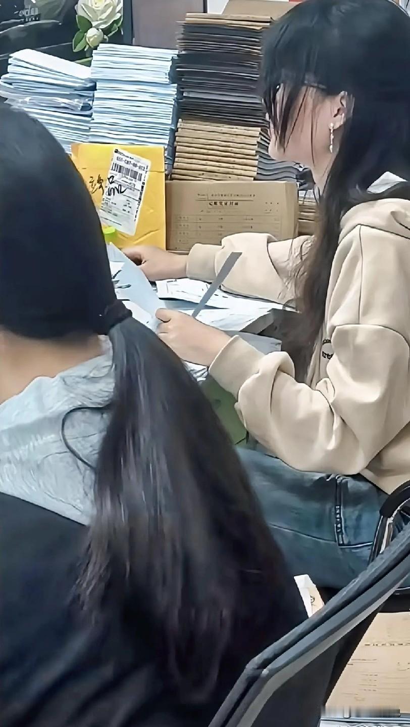 现在杀熟都这么严重了嘛[笑哭]我一个关系不错的哥们，今年整40，自去年合同到期,