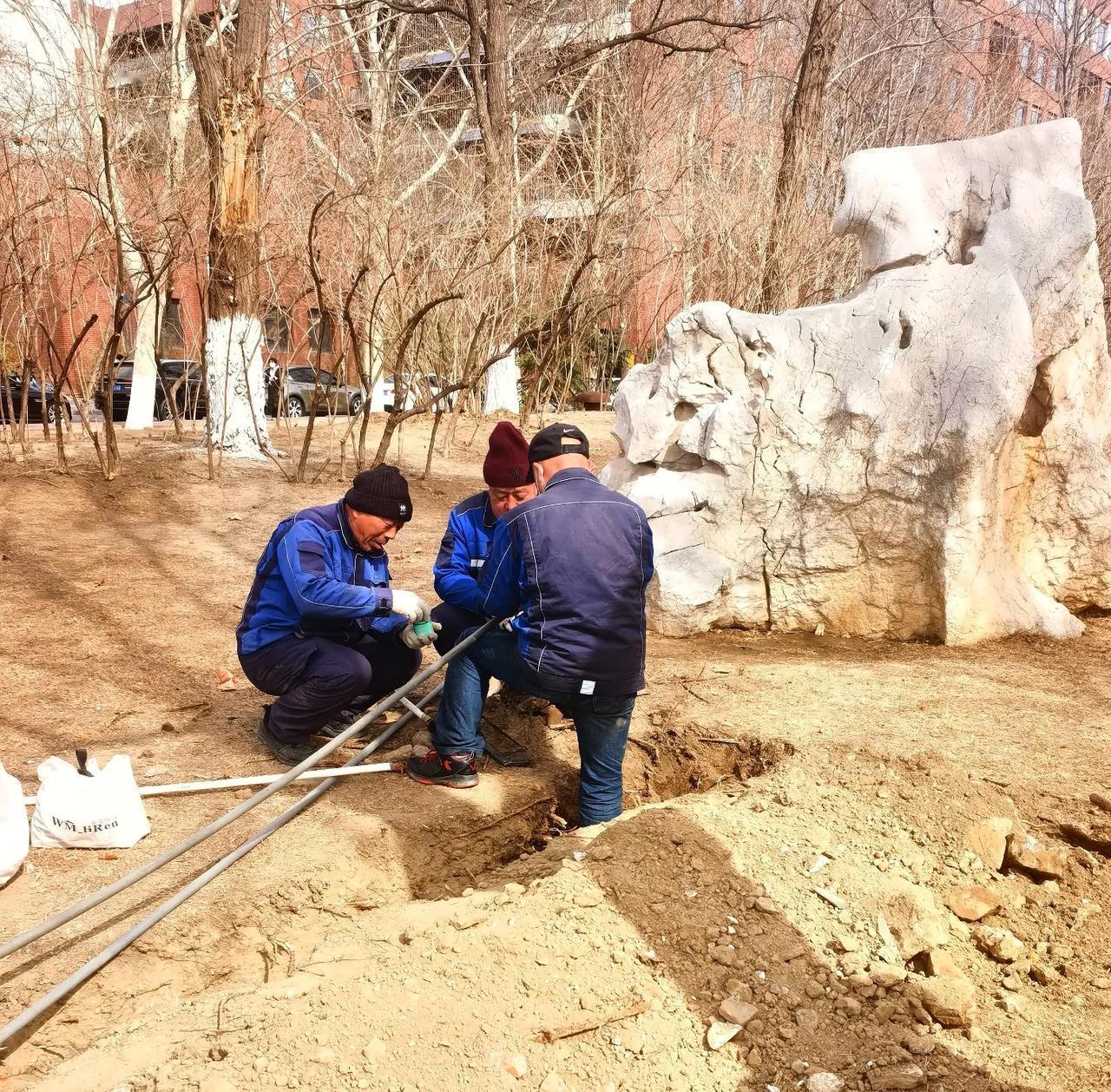 没有园丁的辛勤付出就没有生机勃勃的花园。