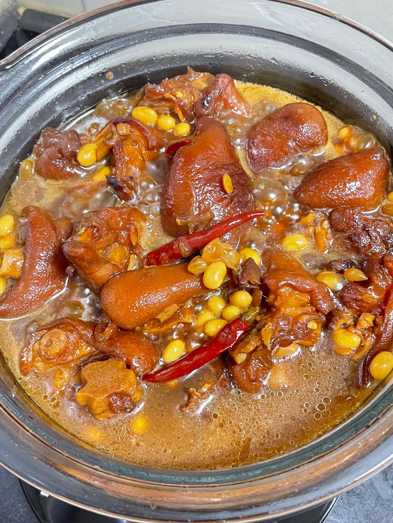 黄豆炖猪蹄，糯糯唧唧啃一个想啃两。啃两想啃三。

食材，猪蹄，黄豆，八角，香叶，