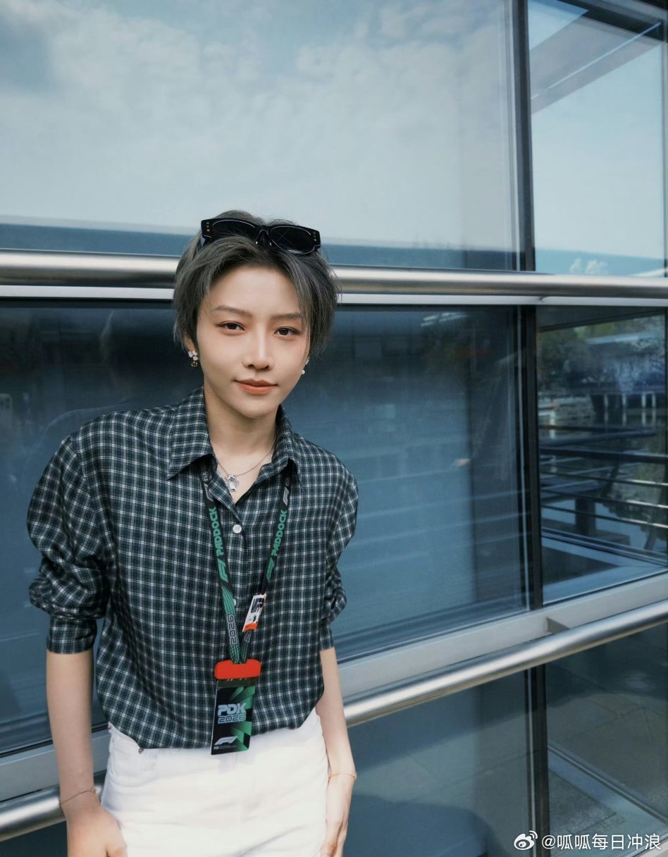 于适、刘雨昕、李昀锐、周柯宇今天亮相上海F1活动，来看看状态～好多明星啊