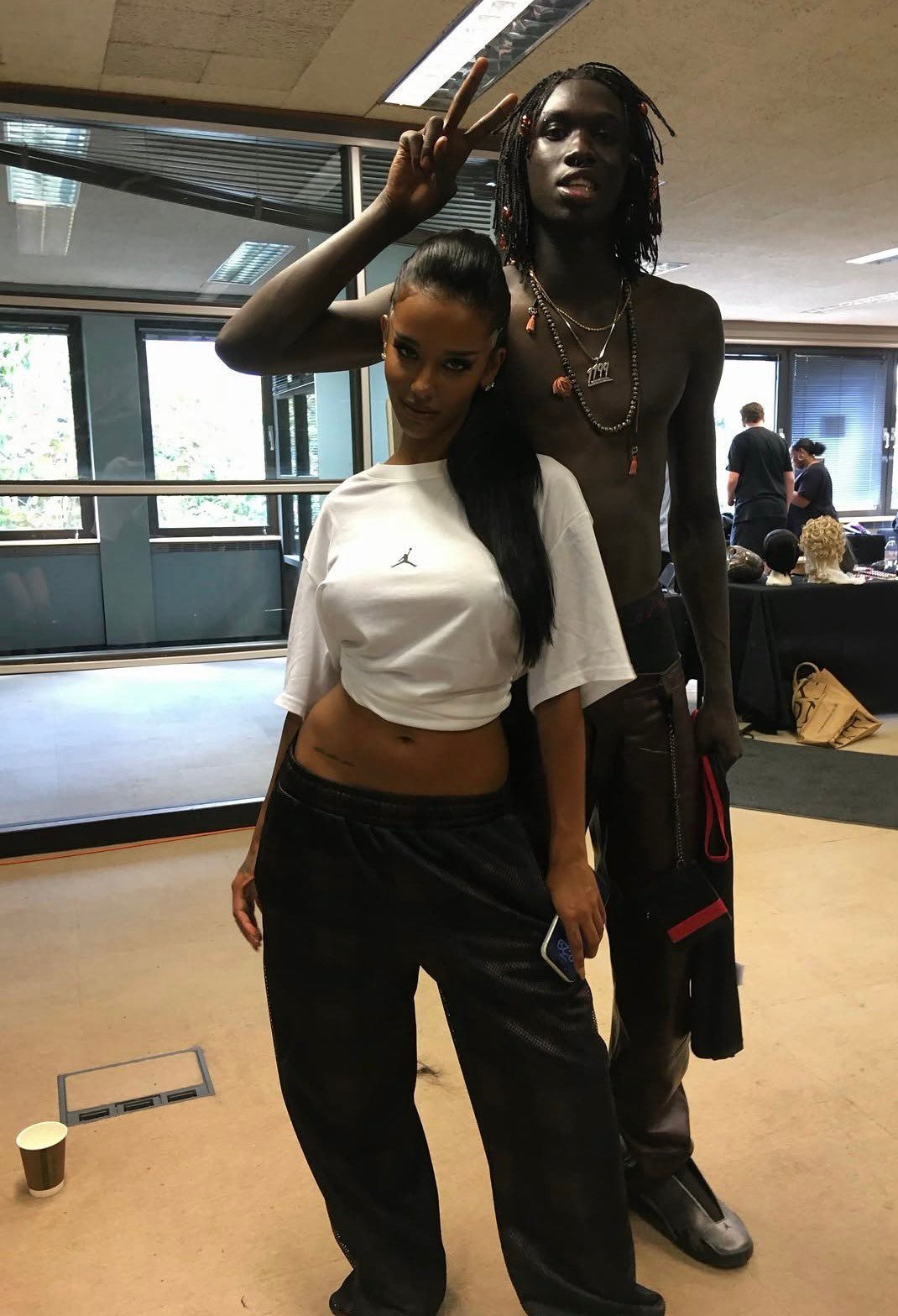 Chxrry 和 Pz' 在 Mowalola x Jordan 的拍摄现场  