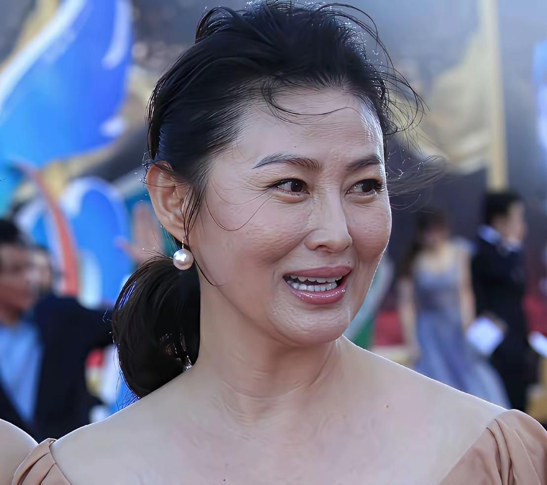 我滴个天呐！不得不说，岁月果真不饶人！当年万千男影迷心中的女神，一转眼也老成这个