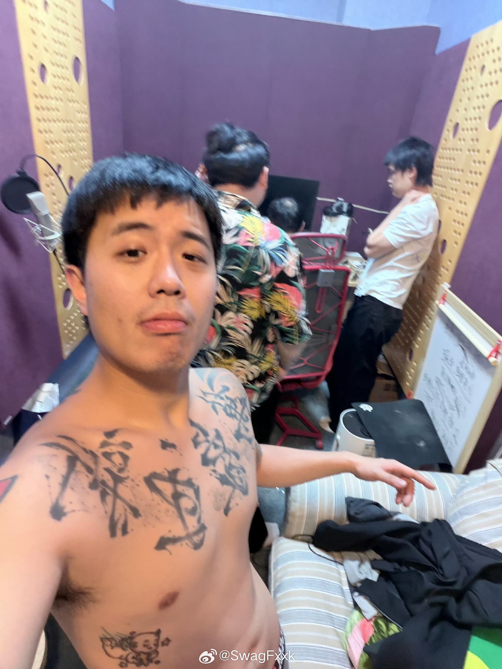 隼晒出录音室照片！隼