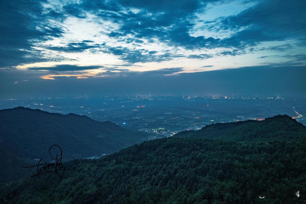 🌌夜幕降临，星河璀璨，斗转星移。终南山翠华山如梦似幻，美得让人沉醉！✨山影朦胧