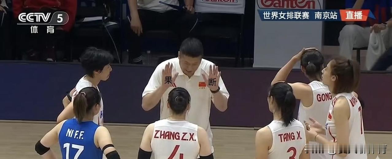 中国女排这白色球衣真的有毒啊，感觉要输球啊，第四局解盛钰打得好好的，为啥要把她换