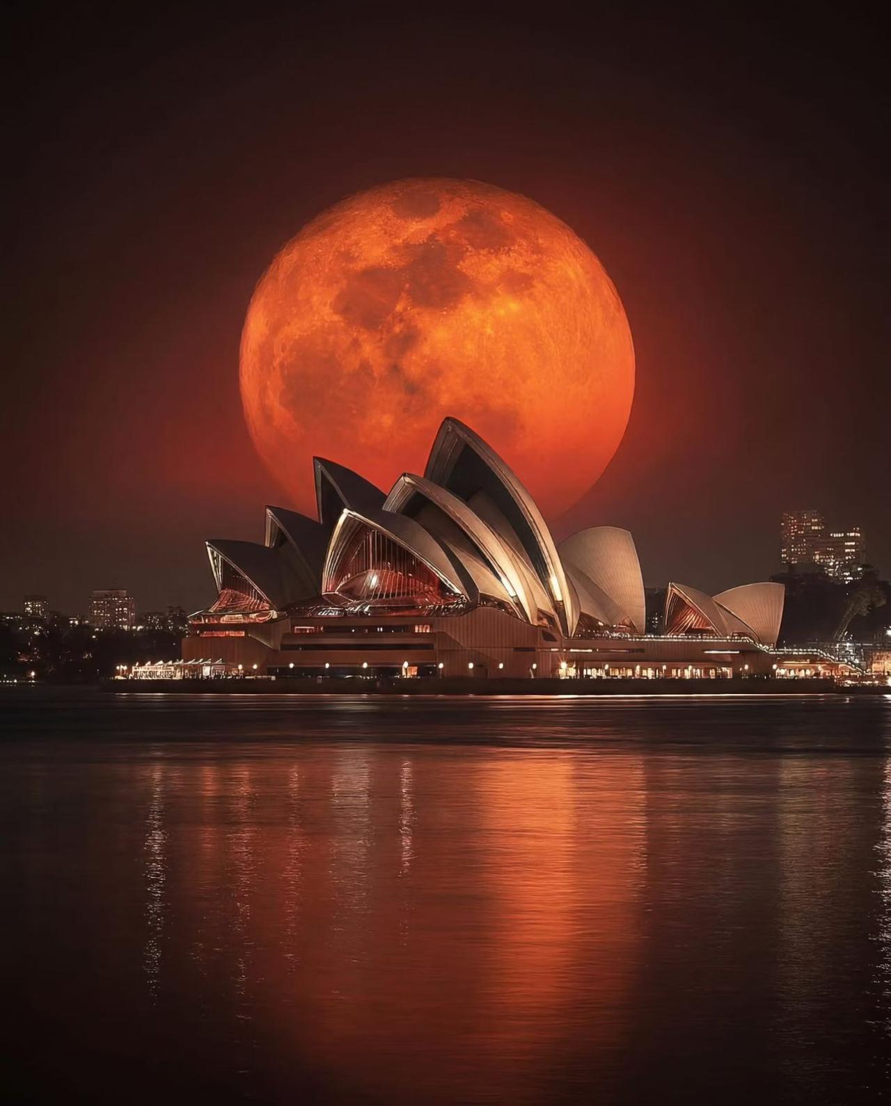 空灵的地球(来源：Facebook )

澳大利亚悉尼歌剧院上空的超级红月，令人