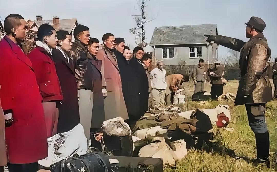 日本人投降回国还大包小包，我们对他们太人道了。