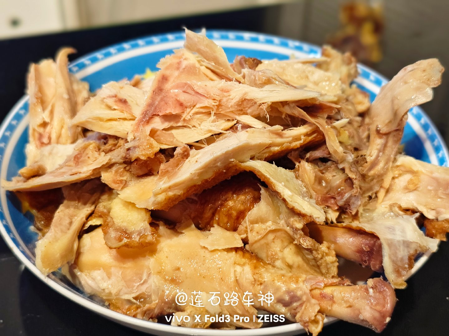 今天的晚饭非常简单但非常富有，因为我要吃扒鸡吃到饱！就是这么奢侈！[酷][酷][