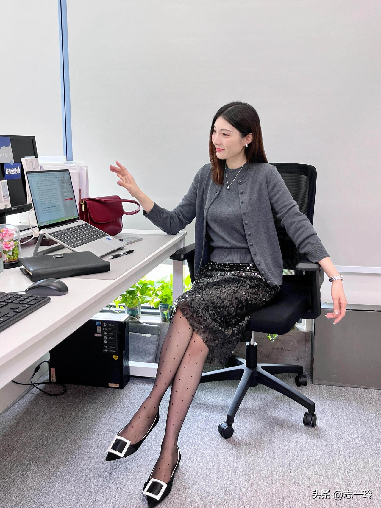 领导的穿搭｜OOTD今日是温柔灰～||可以开始期待领导的春天穿搭啦