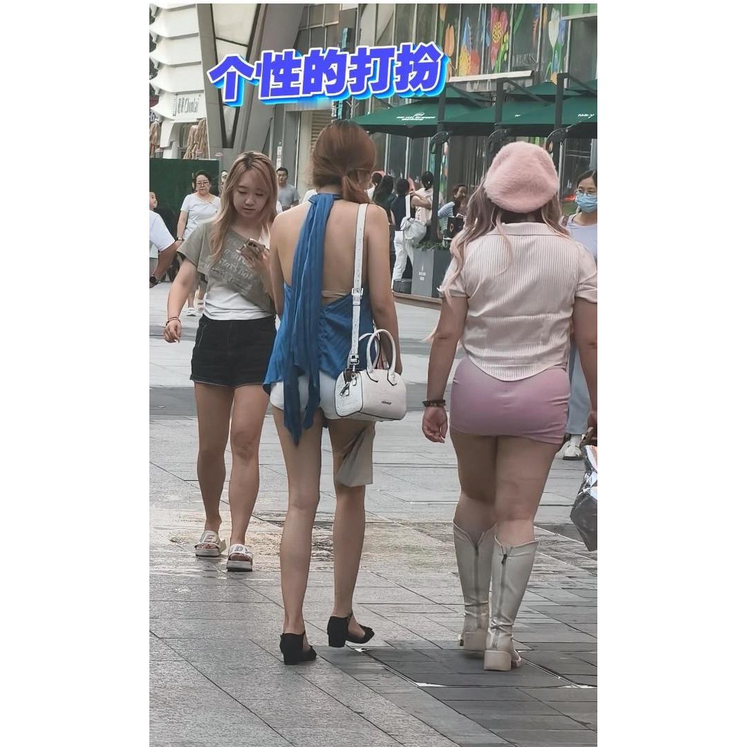 街头偶遇几位小姐姐，这身穿搭回头率直接拉满！
 
夏天的街头，总能看到各式各样的
