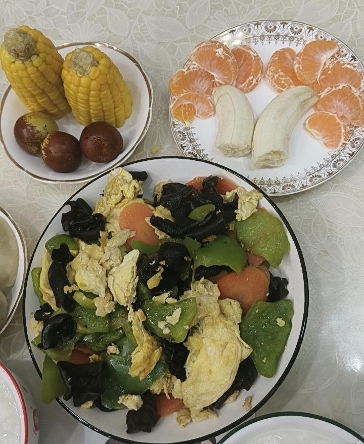 会做饭的男人还是有魅力的，
加班到家，做好的饭菜，居然也会摆造型。
所以呀，男人