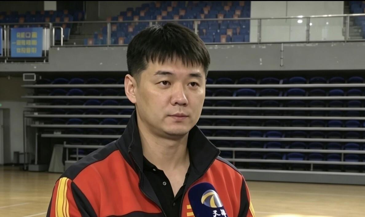 曹阳坐上了主教练的位置，王宝泉没出现在名单里，王艺竹戴上了队长袖标。这支天津女排