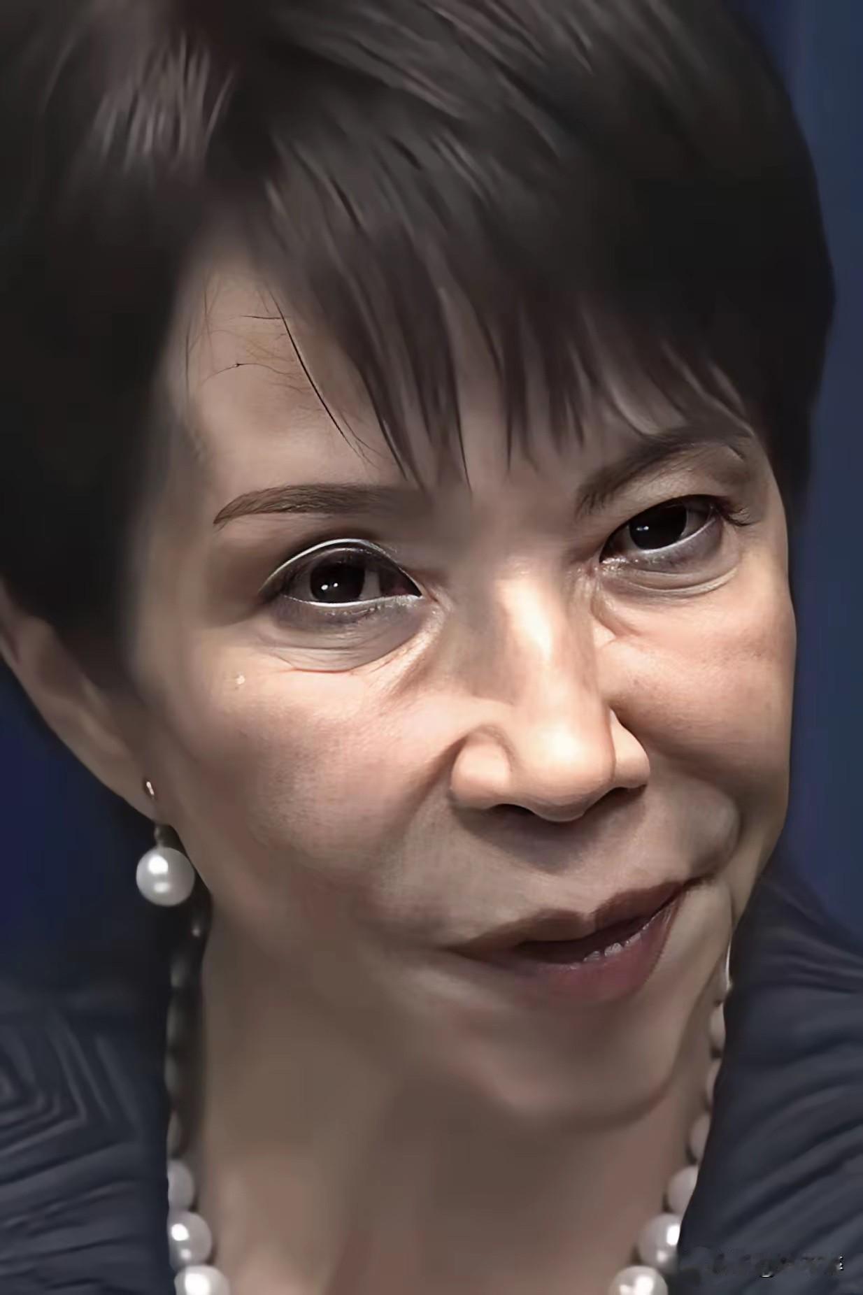 日本鬼子个个生得尖嘴猴腮！
虽说高市并非那个年代的人，却遗传了上辈人的基因，她的