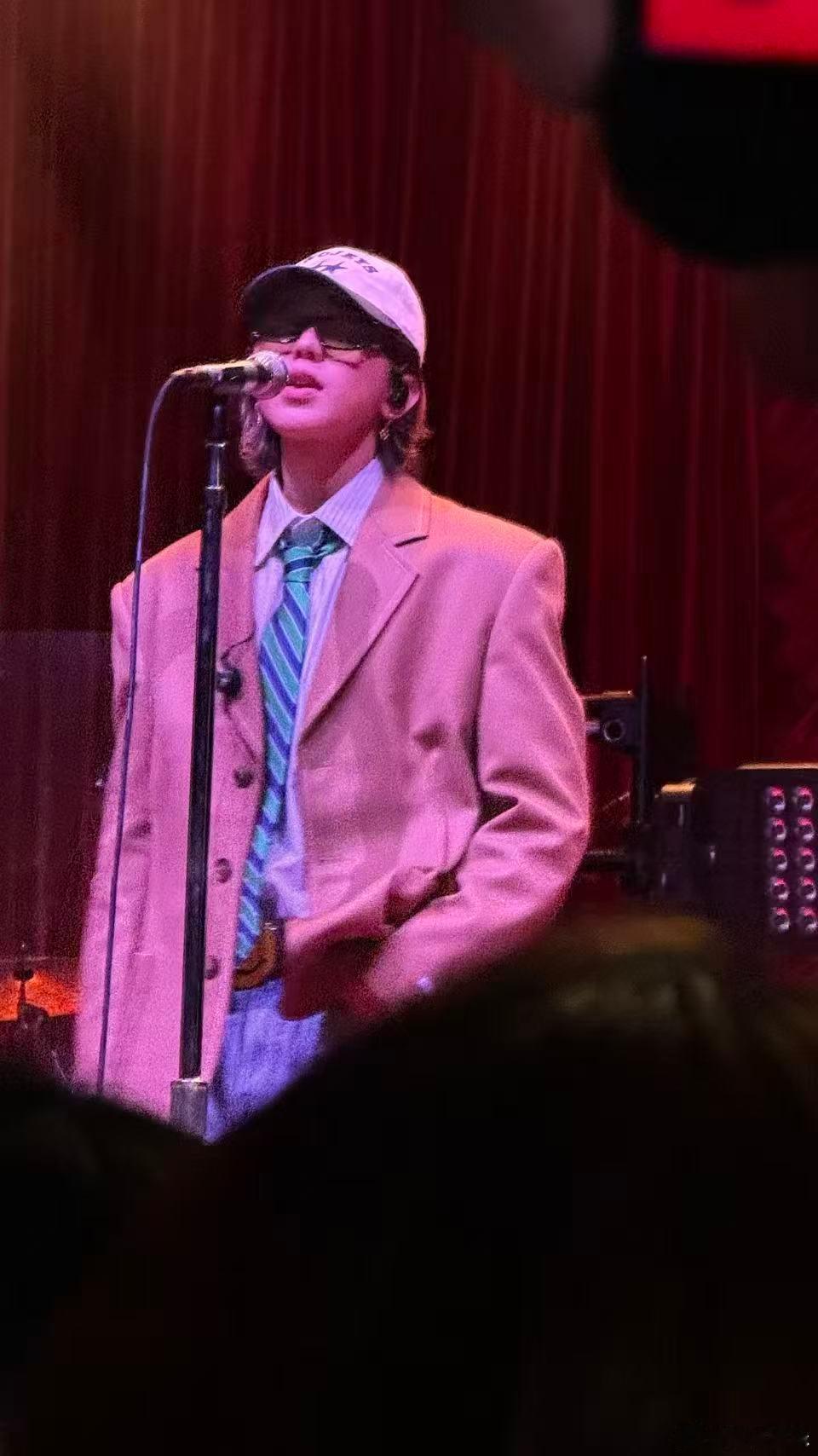 蔡徐坤伦敦唱了Remedy蔡徐坤现场版的Remedy就是神曲来的 刚循环完饭拍十