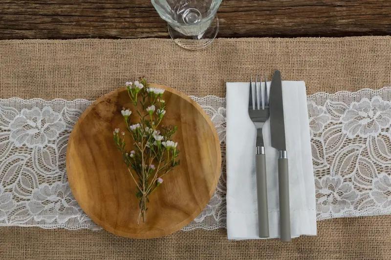 我对女人抽烟谈不上排斥，但很在意地点场合。女人跟男人不同，抽烟最好避开家人。
现