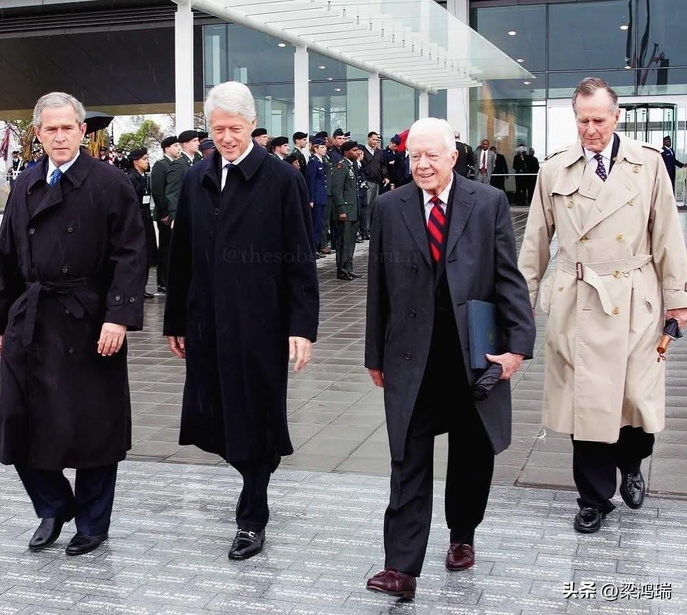 2004年11月18日，星期三，在阿肯色州小石城，雨水将阿肯色河两岸染成银灰色。