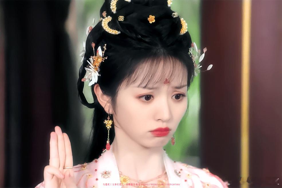 王鹤棣肩扛抱田曦薇好甜 甜蜜的互动让人不自觉地笑出声，王鹤棣和田曦薇太有感觉了。