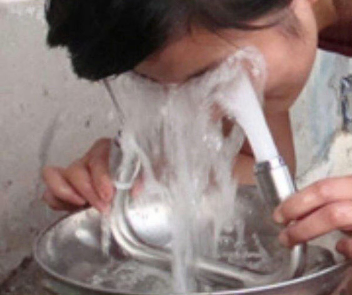 一男女在公众场合实施不雅行为被抓  人真的不能好奇心太重 