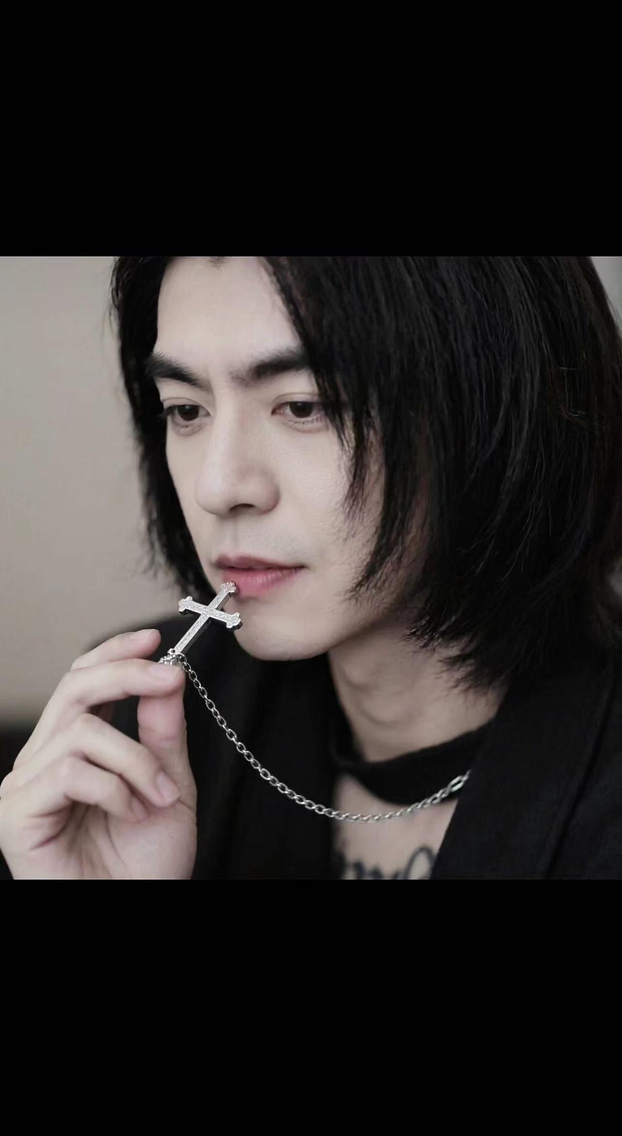 ⚡银链在指尖缠绕成蛇，十字架轻触唇间像未说的祷告。暗黑系美学里，克制比张扬更危险