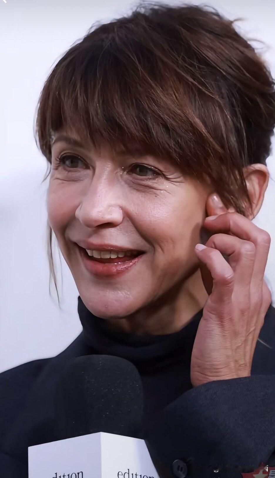 同样都是老年人，苏菲.玛索是自信真实，优雅的美，大大方方展示自己的颜值，不用开滤