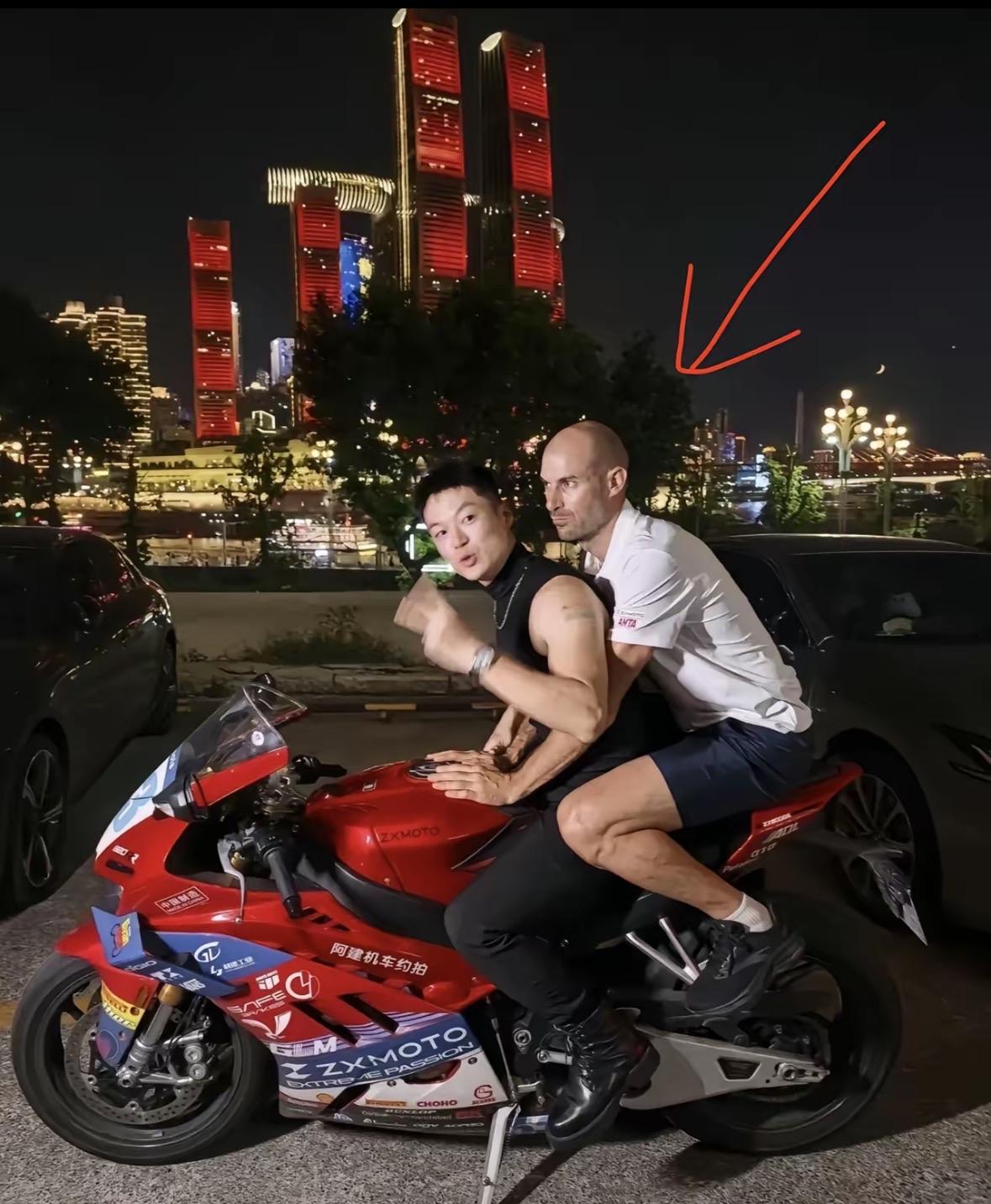 看着视频里德比斯那副局促不安的模样，我真是笑出了声。

堂堂WBSK六冠王，在赛