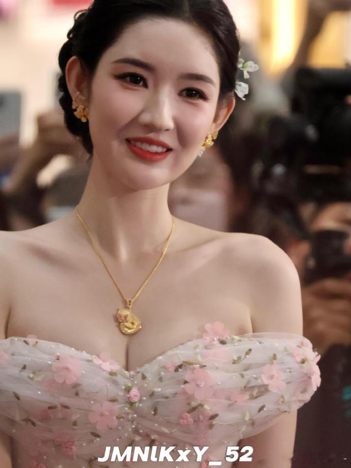王玉雯苏州线下活动生图 王玉雯苏州线下活动生图🈶王玉雯簪花盘发造型太美了！怎么