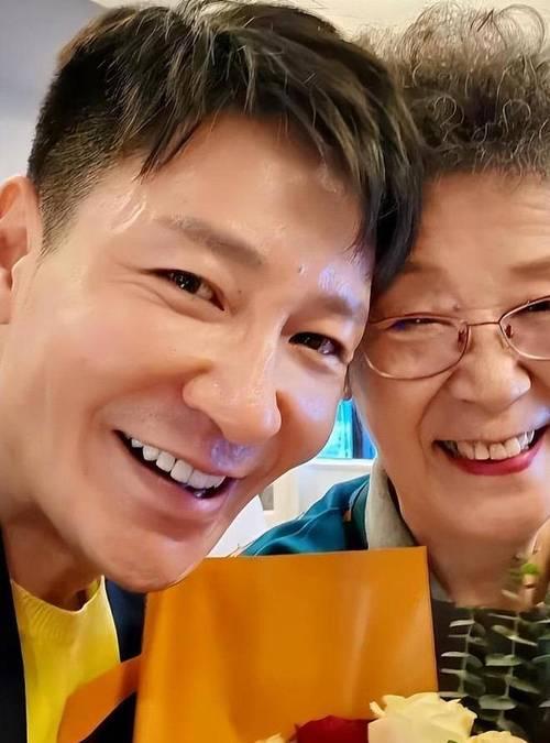 49岁李宗翰住院做手术，守在病床前的不是妻儿，是80岁老母亲
 
谁看了心里不感