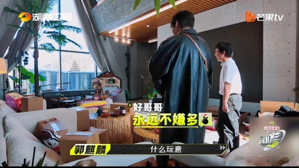 #魏大勋帮郭麒麟拆33个包裹#没想到郭麒麟居然有这么多的包裹，真的就是满满当当了