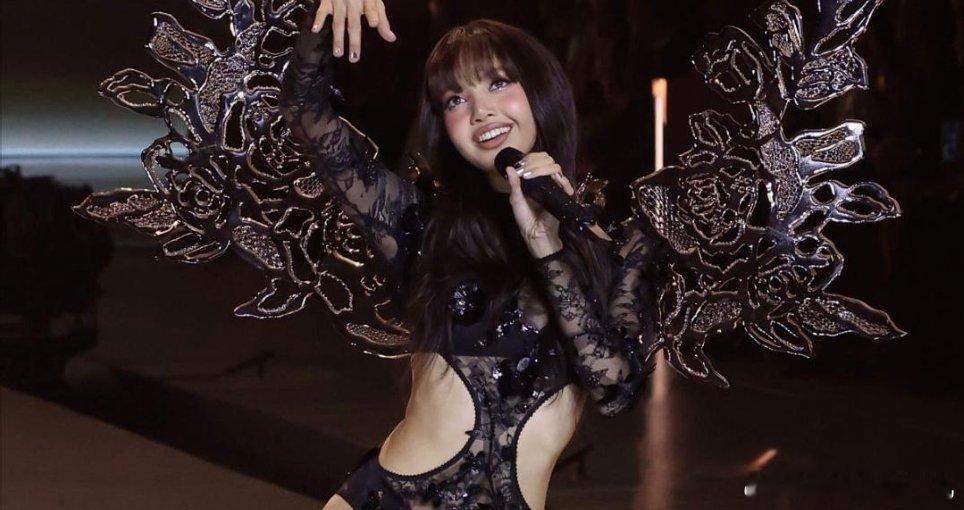 Lisa维密首秀翻车，吐舌扭胯迎合黑人审美，疑似丰唇被吐槽风尘除了妆容翻车之外，