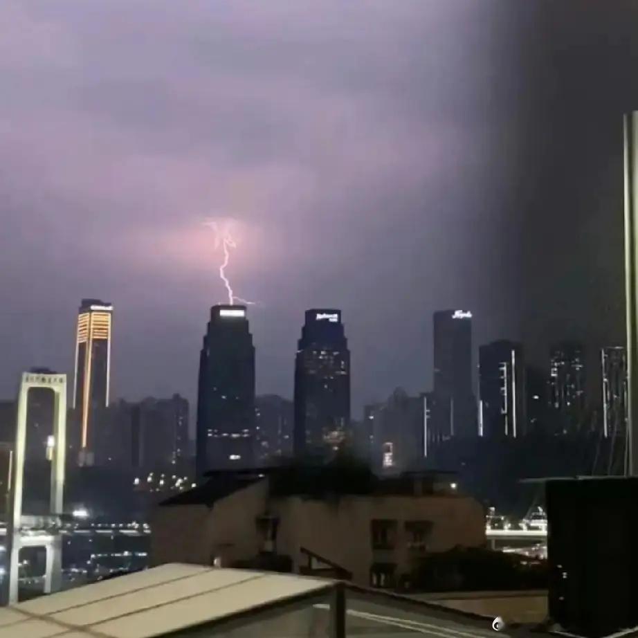 我叔叔是做房地产的，听他说，时代峰峻大楼被雷劈了后也毫发无损，不只是运气好，还有