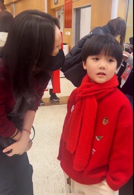 闫妮小巷人家售后呈上来了  闫妮耐心引导小栋哲，奶声奶气的“黄玲阿姨”，萌化了多