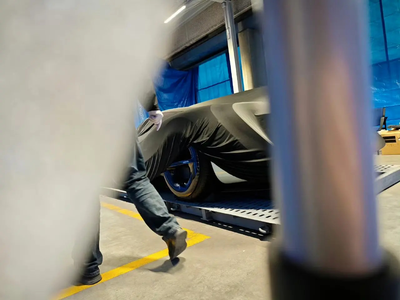 突发，小米超跑来了？应该是概念车。 海外曝光小米神秘新车