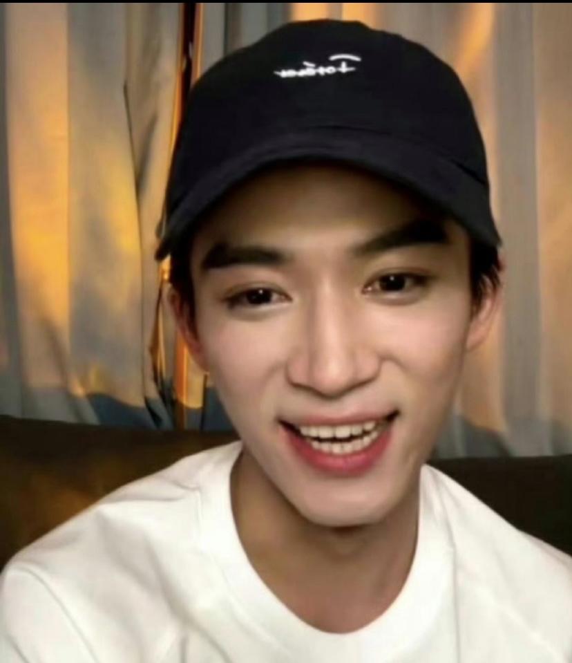 分享我这周有趣的事：好家伙，我终于知道 王星越为啥每次拍照都不笑的原因了，笑起来