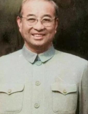 1955年，授衔仪式上，毛主席走到陈赓面前，说：“你陈赓当大将了，而陈赓笑着说：