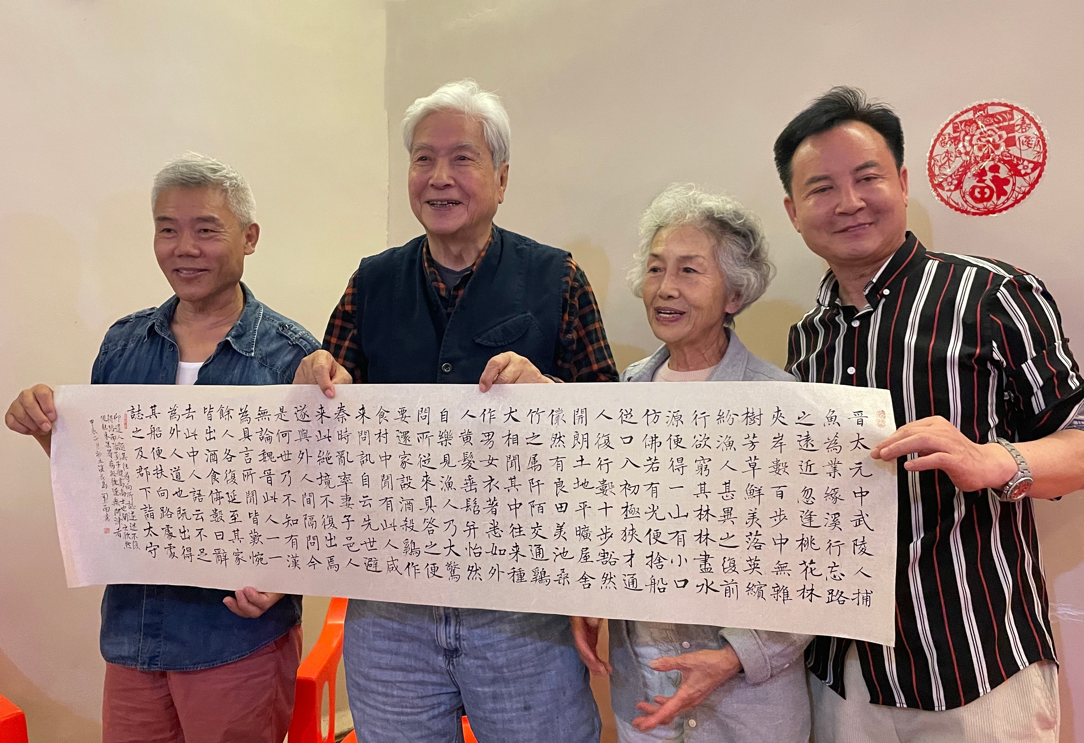 正月初五给同住在岛上的大姐拜年。80岁了，看上去还是那么精神。她热情地招呼朋友，