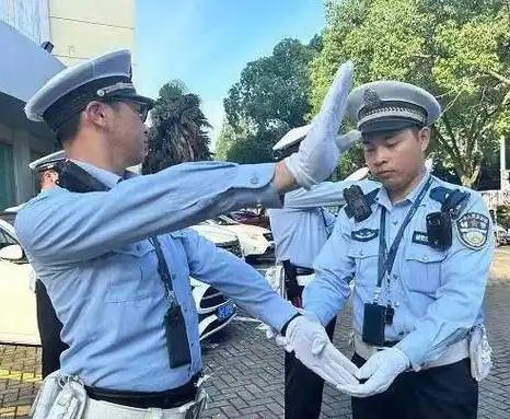 辅警队长可以管理民警吗？依据我国现行法律法规和公安机关的职权层级，辅警队长无法管