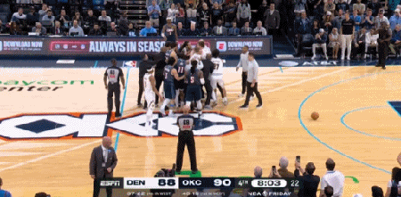 多尔特这种运动员实在是纯脏

这种非篮球动作也不是第一次了

约基奇这副要杀人的