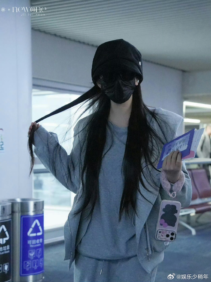 孔雪儿第一时间发现粉丝缺氧看完真的好心疼又好感动，孔雪儿在机场被人群挤到缺氧，却