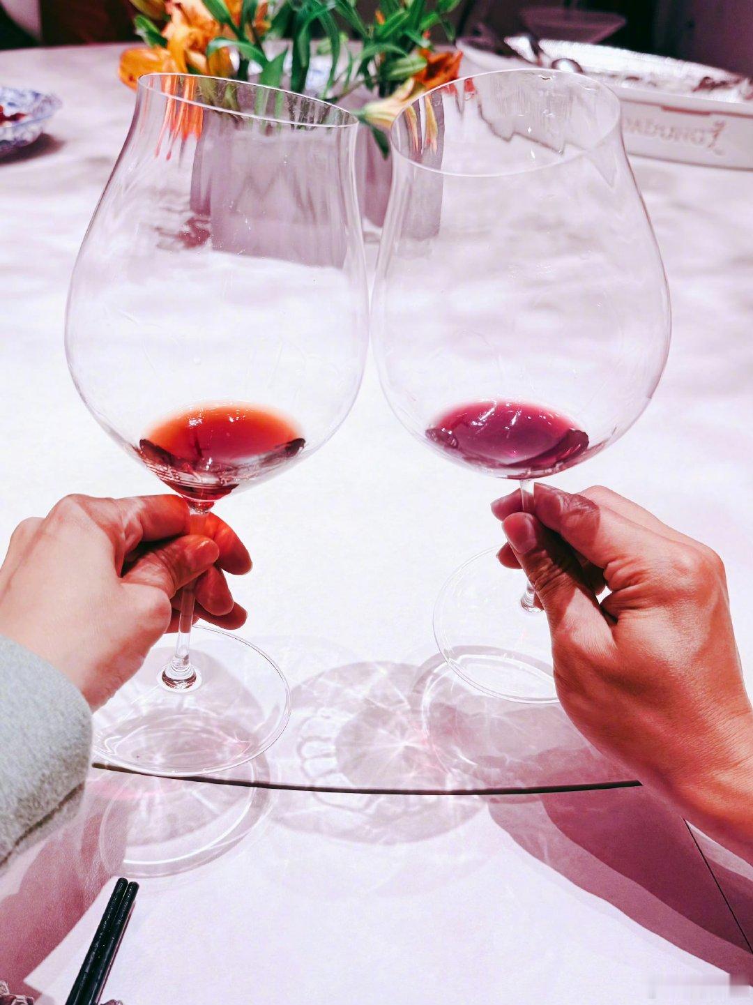 佟大为晒照纪念婚礼18周年佟大为关悦婚礼18周年佟大为关悦婚礼18周年，隔着屏幕