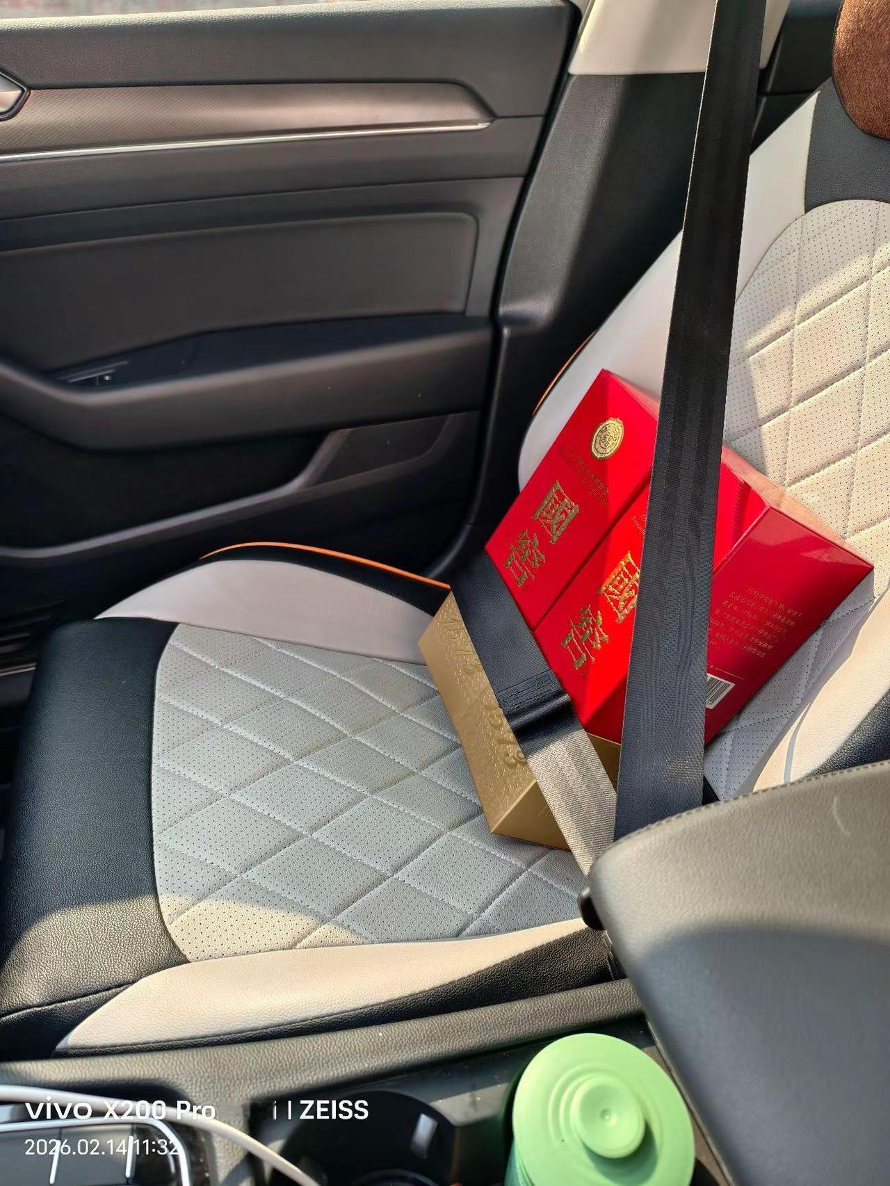 她一袭红衣，安静的坐在副驾驶说了句:只想让我晚上睡个好觉，我就知道该带她回家了