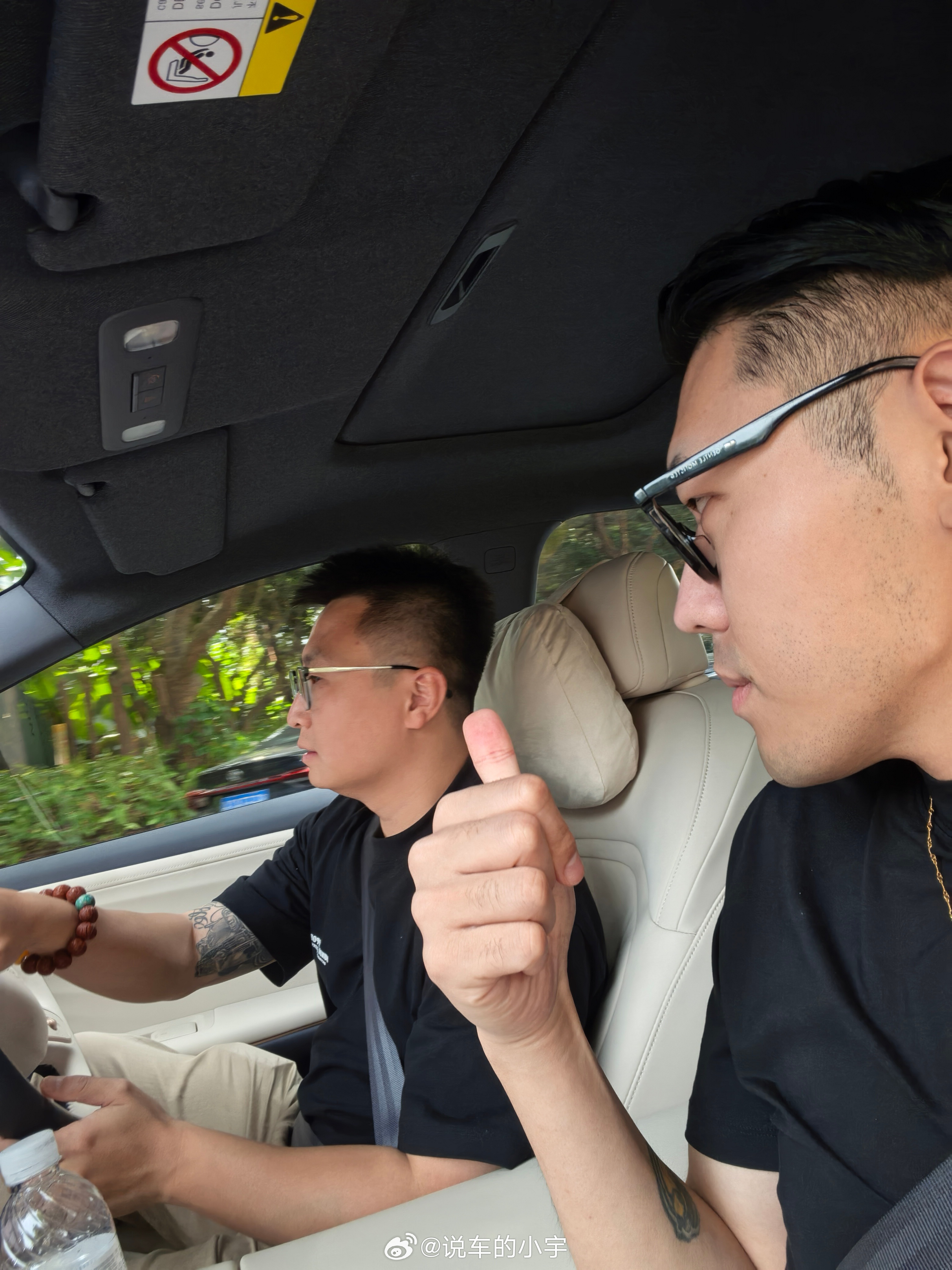 出来试车，公司同事开车给公司另外一同事，脚丫子给压了……… ​​​