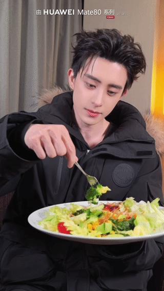 微博之夜最强追星神器微博之夜上，华为Mate 80系列也是秀了把实力。比如敖瑞鹏