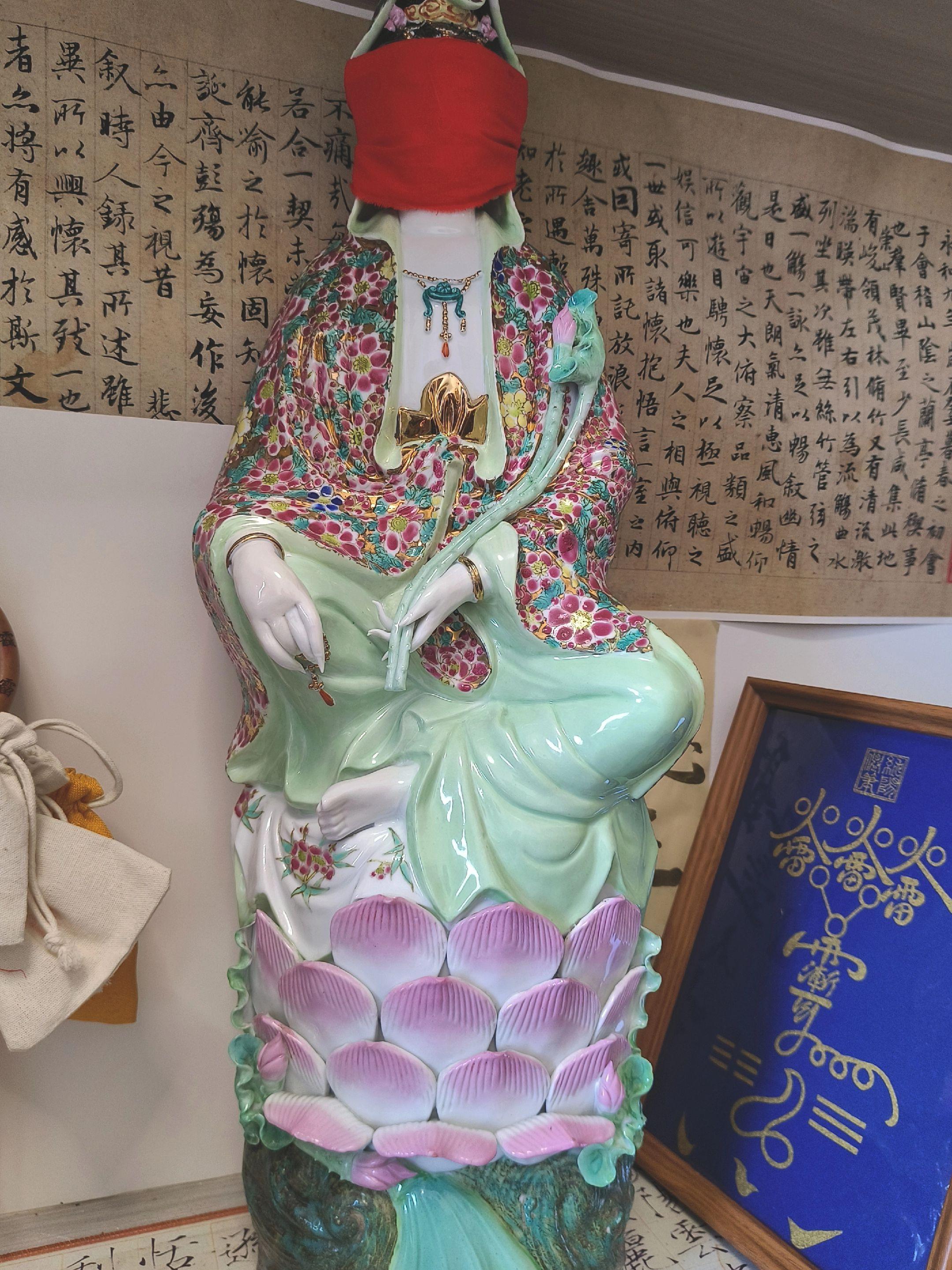 莲握掌心承真意，百花铺地拥慈身