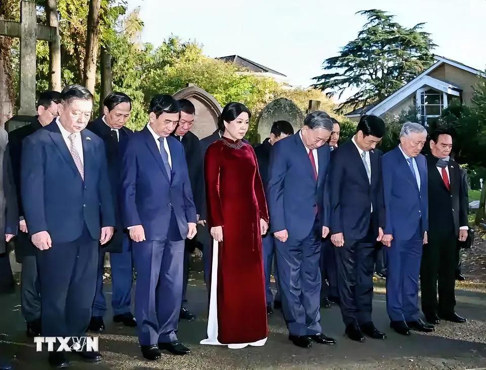 这是越南共产党总书记苏林等人在伦敦拜谒马克思墓地并默哀。

      马克思是