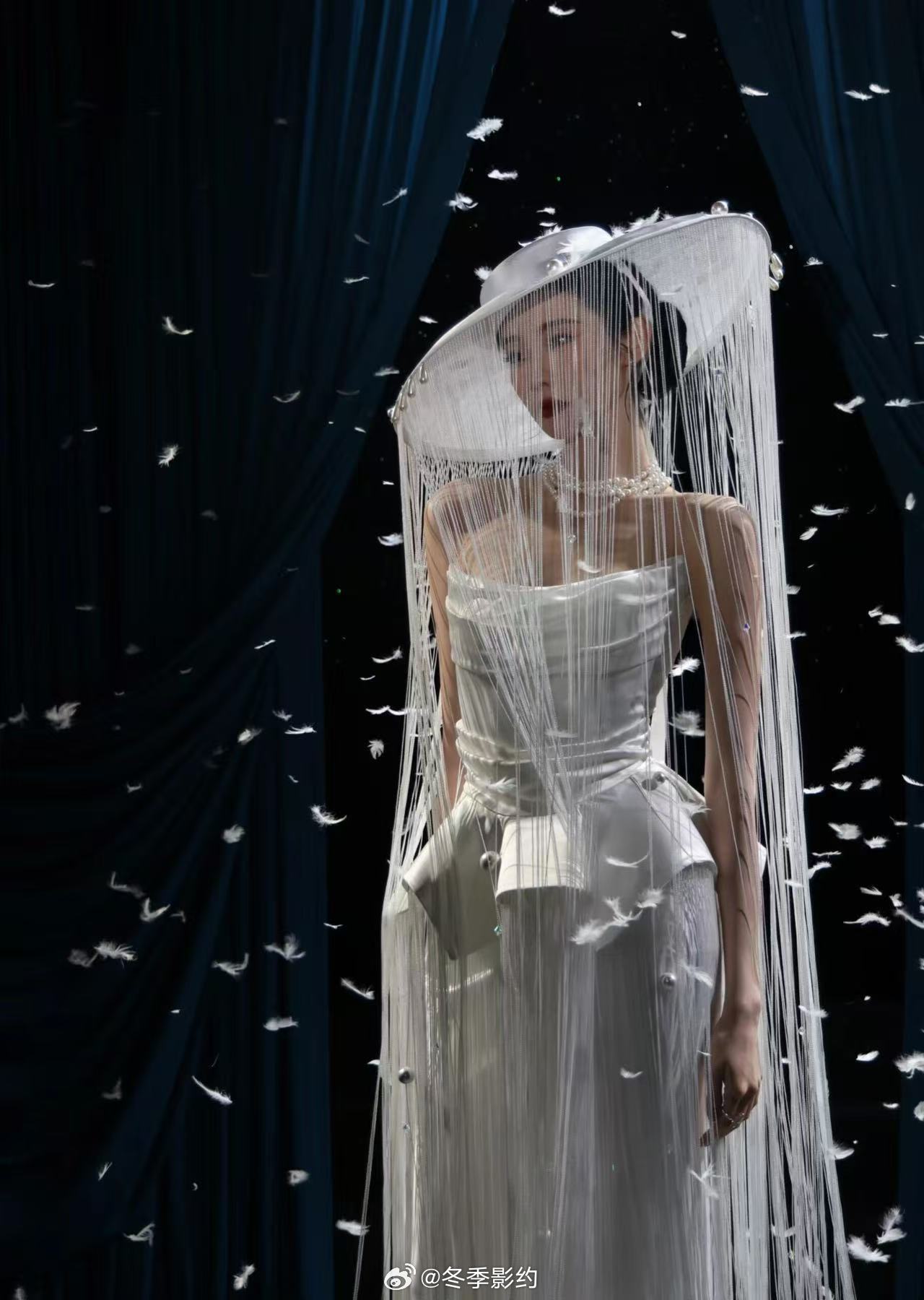 张艺凡上班迷路也不忘饭撒 别人迷路：慌张。张艺凡迷路：慌张但敬业。路找不着没关系