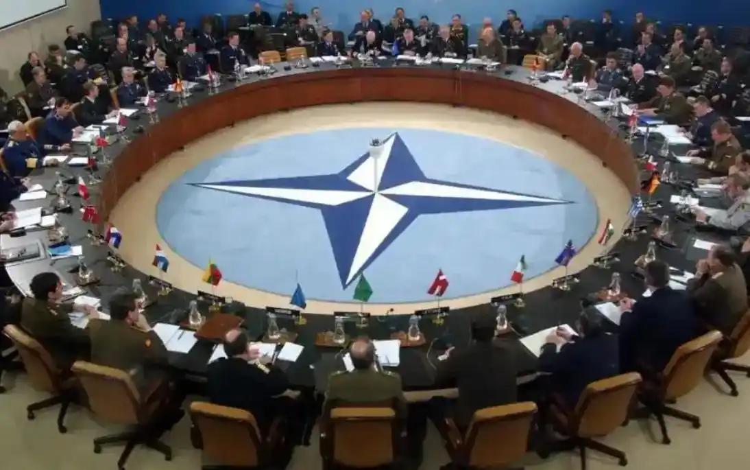 连锁危机！
美国退北约=欧洲崩盘？英国先动手清场。
 
特朗普再度放言退出北约，